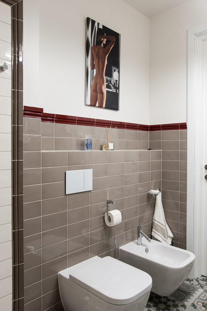Imagen de cuarto de baño tradicional renovado de tamaño medio con baldosas y/o azulejos de cerámica, bidé, baldosas y/o azulejos beige y paredes blancas