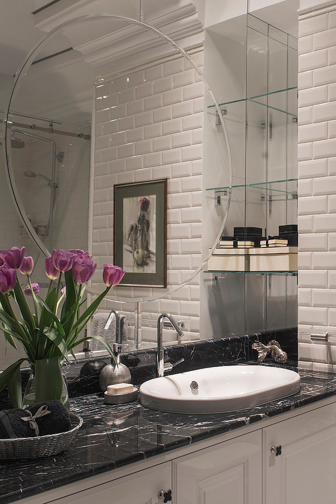 Idee per una stanza da bagno classica con ante con bugna sagomata, ante bianche, piastrelle bianche, piastrelle diamantate e lavabo da incasso