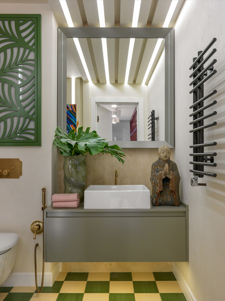 Пример оригинального дизайна: ванная комната в современном стиле с плоскими фасадами, бежевыми стенами, настольной раковиной и зеленым полом