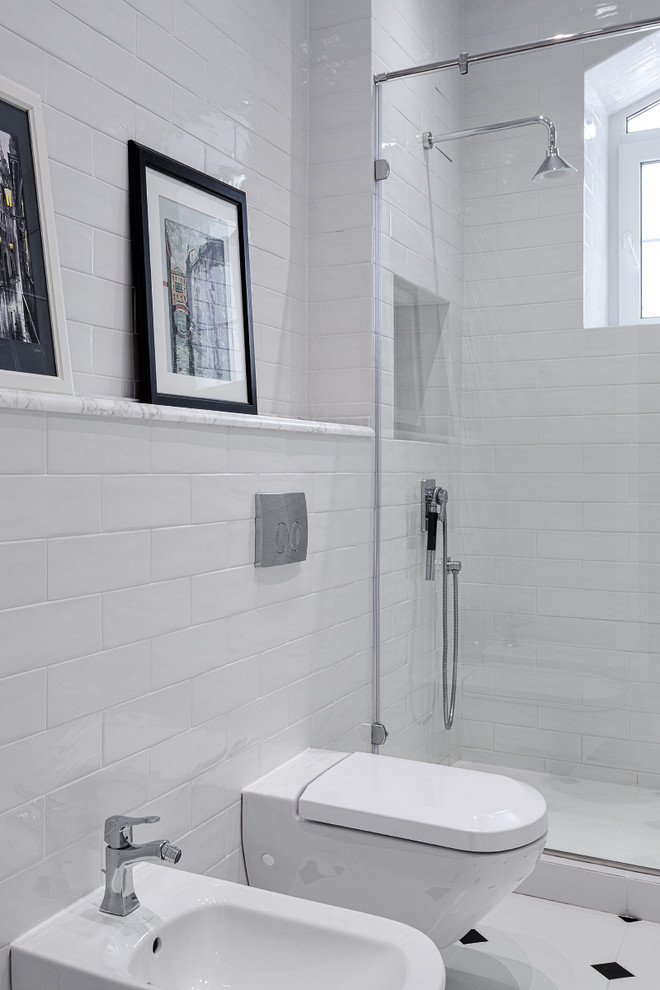 Идея дизайна: большая ванная комната в классическом стиле с душем в нише, инсталляцией, белой плиткой, керамической плиткой, полом из керамогранита, душевой кабиной, белым полом, душем с распашными дверями и столешницей из искусственного камня