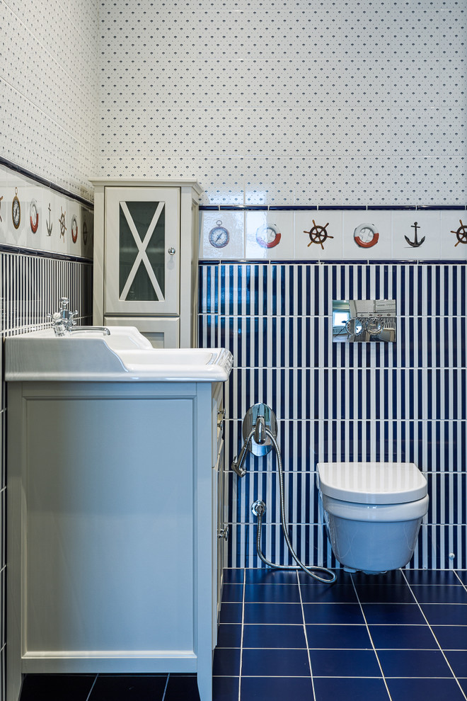 Источник вдохновения для домашнего уюта: детская ванная комната среднего размера в классическом стиле с белыми фасадами, инсталляцией, разноцветной плиткой, керамической плиткой, полом из керамогранита, столешницей из гранита и синим полом