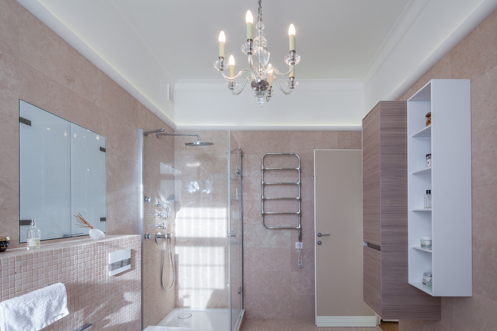 Свежая идея для дизайна: ванная комната среднего размера в современном стиле с розовой плиткой, каменной плиткой, полом из мозаичной плитки, душевой кабиной, розовым полом и душем с распашными дверями - отличное фото интерьера