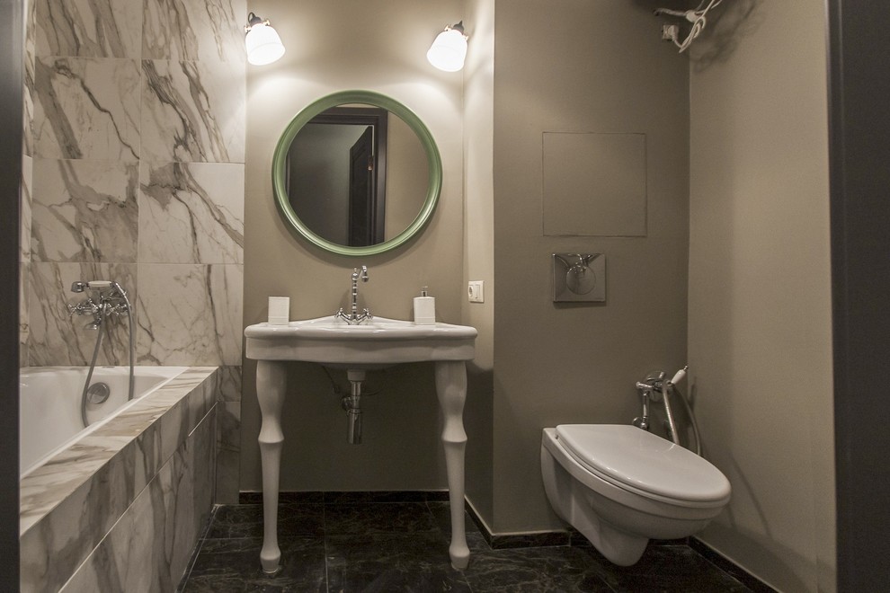 На фото: ванная комната в стиле неоклассика (современная классика) с черно-белой плиткой и бежевыми стенами