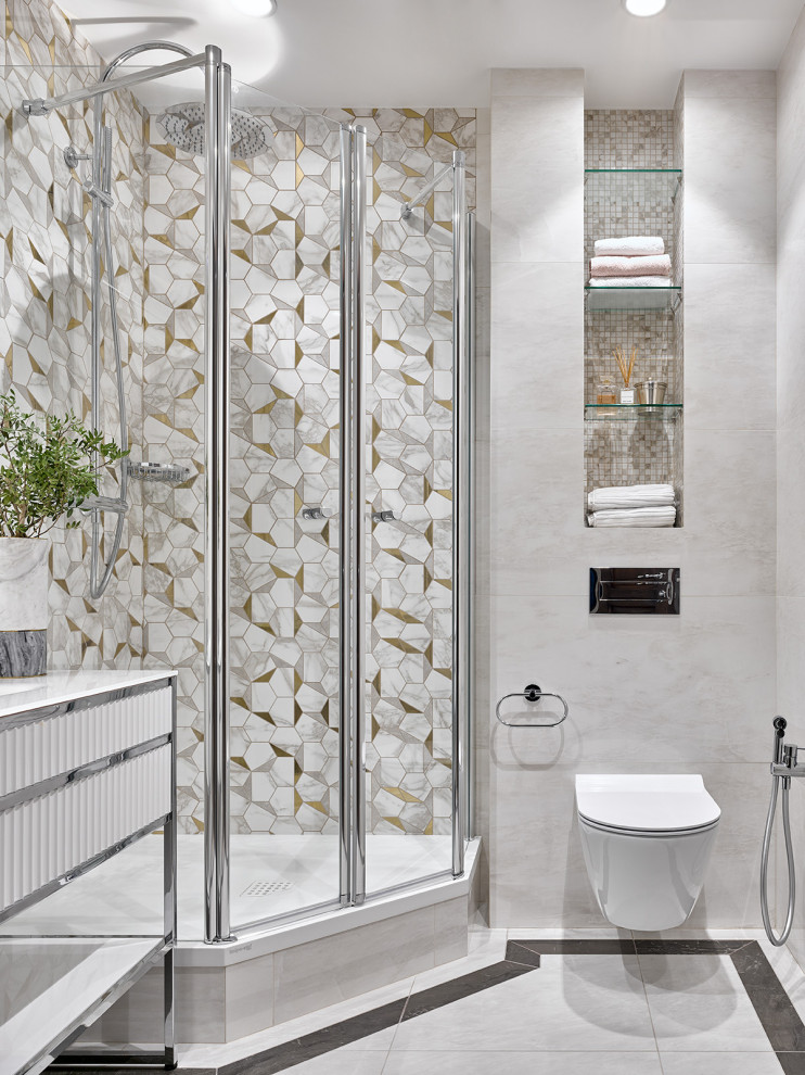 На фото: ванная комната среднего размера в стиле неоклассика (современная классика) с белыми фасадами, угловым душем, инсталляцией, разноцветной плиткой, серой плиткой, душевой кабиной, серым полом, напольной тумбой и гигиеническим душем с