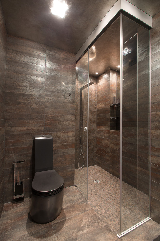 На фото: ванная комната в современном стиле с душем в нише, унитазом-моноблоком и коричневой плиткой с