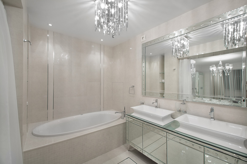 Inredning av ett klassiskt en-suite badrum, med släta luckor, ett platsbyggt badkar, beige kakel, mosaik, ett fristående handfat och beige väggar