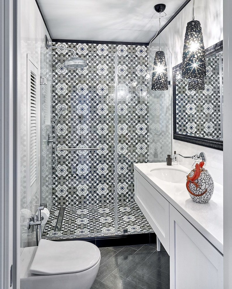 Пример оригинального дизайна: маленькая ванная комната в современном стиле с фасадами с утопленной филенкой, белыми фасадами, душем в нише, черно-белой плиткой, душевой кабиной и врезной раковиной для на участке и в саду