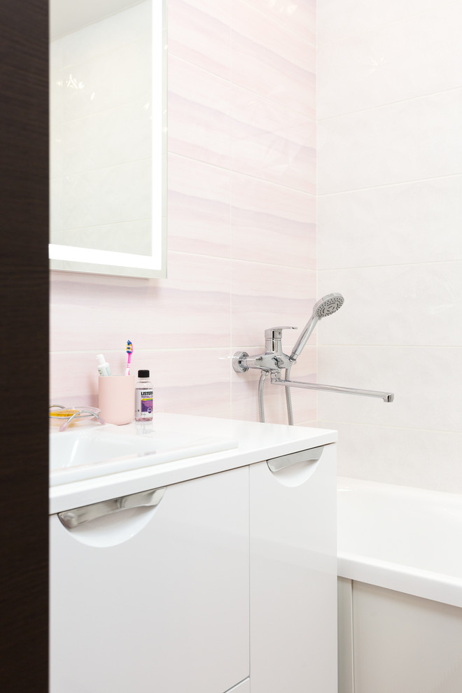 Свежая идея для дизайна: главная ванная комната среднего размера в современном стиле с плоскими фасадами, белыми фасадами, полновстраиваемой ванной, открытым душем, раздельным унитазом, розовой плиткой, керамической плиткой, розовыми стенами, полом из керамогранита, врезной раковиной, столешницей из искусственного камня, фиолетовым полом, открытым душем и белой столешницей - отличное фото интерьера