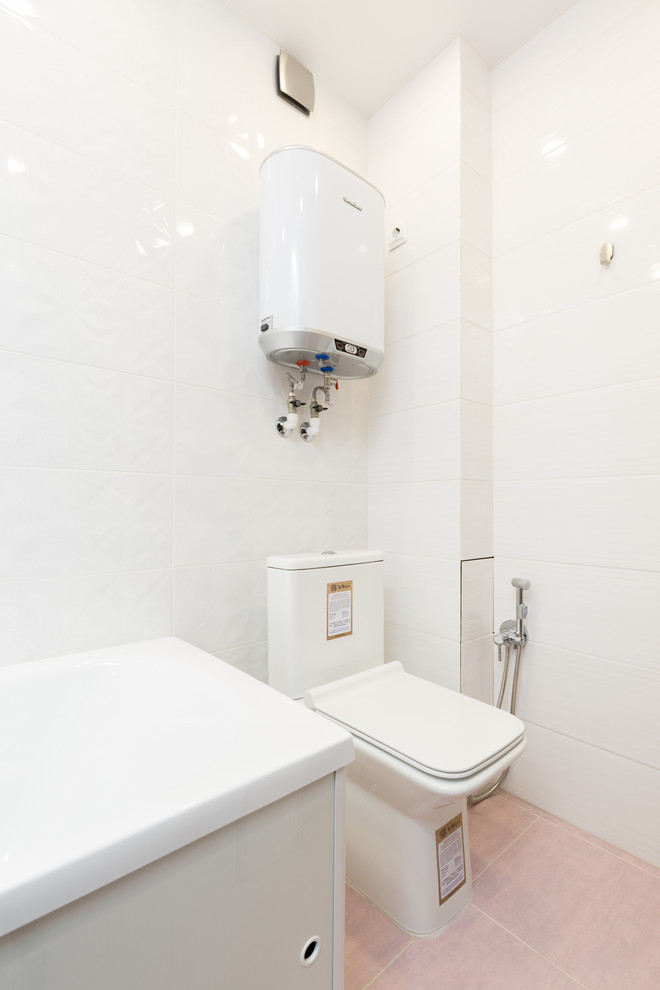На фото: главная ванная комната среднего размера в современном стиле с плоскими фасадами, белыми фасадами, полновстраиваемой ванной, открытым душем, раздельным унитазом, розовой плиткой, керамической плиткой, розовыми стенами, полом из керамогранита, врезной раковиной, столешницей из искусственного камня, фиолетовым полом, открытым душем и белой столешницей с