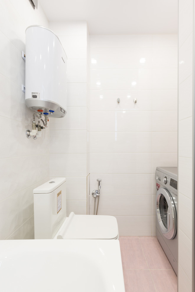 На фото: главная ванная комната среднего размера в современном стиле с плоскими фасадами, белыми фасадами, полновстраиваемой ванной, открытым душем, раздельным унитазом, розовой плиткой, керамической плиткой, розовыми стенами, полом из керамогранита, врезной раковиной, столешницей из искусственного камня, фиолетовым полом, открытым душем и белой столешницей
