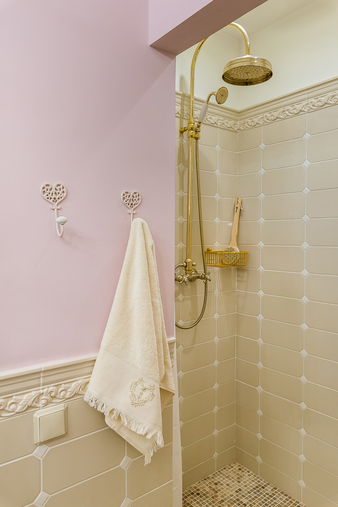 На фото: ванная комната среднего размера в классическом стиле с бежевой плиткой, розовыми стенами и душем в нише с