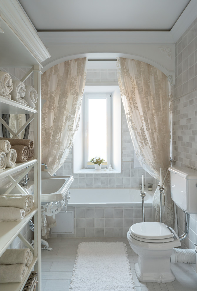 Example of a transitional bathroom design in Moscow