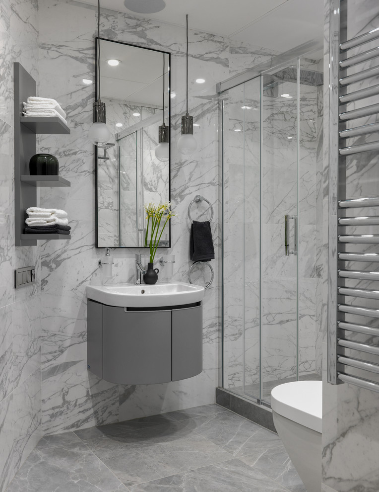 Exemple d'une salle de bain tendance de taille moyenne avec un placard à porte plane, des portes de placard grises, WC séparés, un carrelage gris, un lavabo posé, un sol gris et une cabine de douche à porte coulissante.