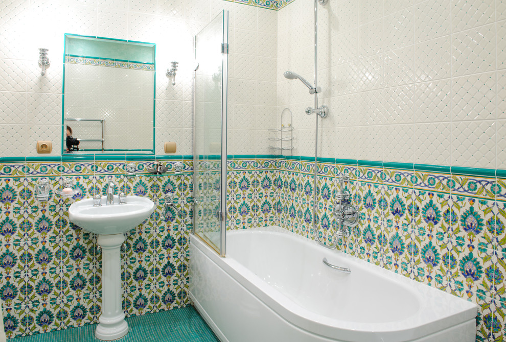 Ispirazione per una stanza da bagno etnica con vasca ad angolo, piastrelle bianche, piastrelle verdi e lavabo a colonna