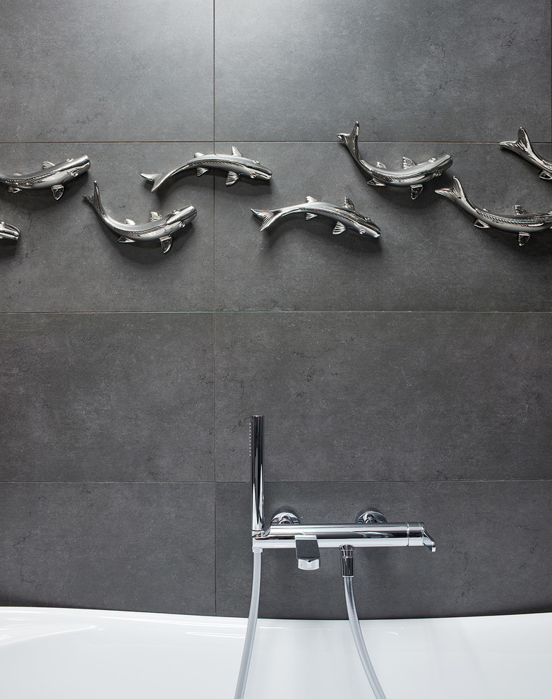 Стильный дизайн: ванная комната в современном стиле с серой плиткой - последний тренд