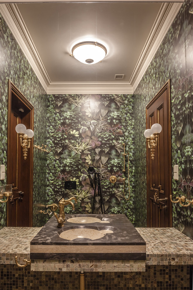 Свежая идея для дизайна: ванная комната в викторианском стиле с зелеными стенами и накладной раковиной - отличное фото интерьера