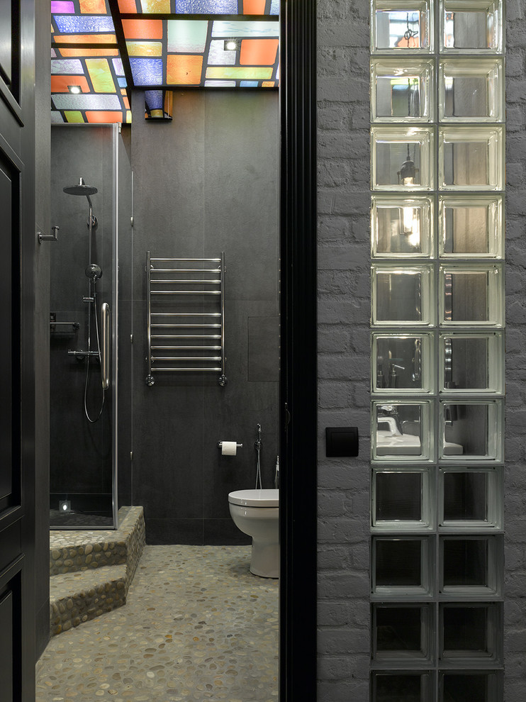 Inspiration för industriella badrum med dusch, med en hörndusch och svart kakel