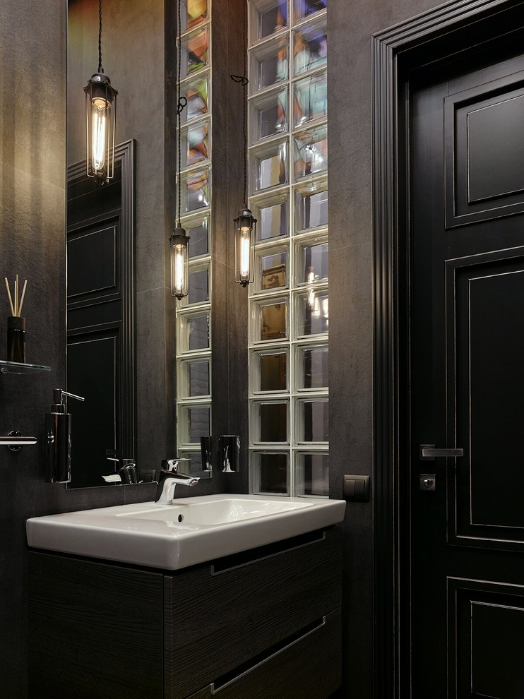 Foto de cuarto de baño ecléctico con baldosas y/o azulejos negros y lavabo integrado