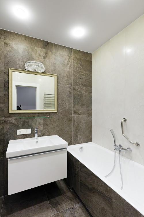 Esempio di una stanza da bagno con doccia contemporanea di medie dimensioni con ante di vetro, vasca ad alcova, doccia alcova, piastrelle marroni, piastrelle in gres porcellanato, pavimento in gres porcellanato e pavimento marrone