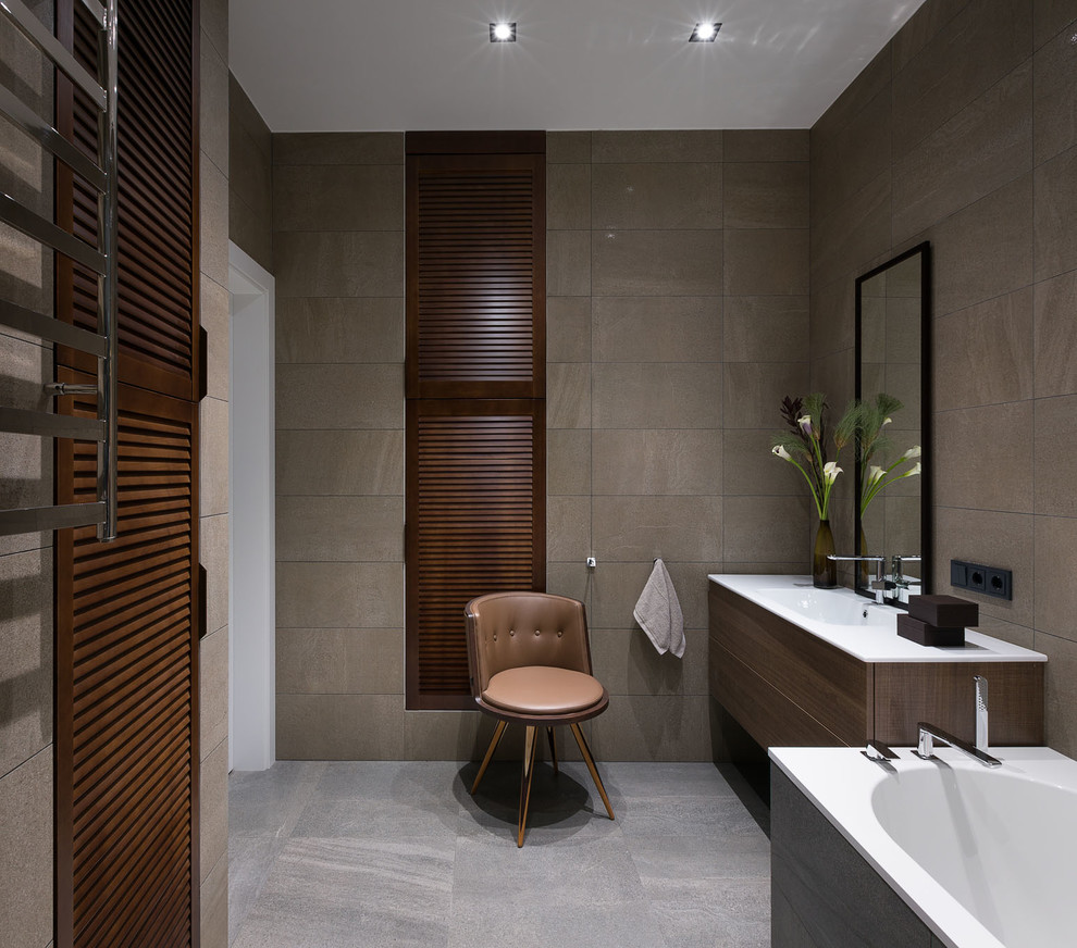Свежая идея для дизайна: главная ванная комната в современном стиле с плоскими фасадами, темными деревянными фасадами, монолитной раковиной и серым полом - отличное фото интерьера