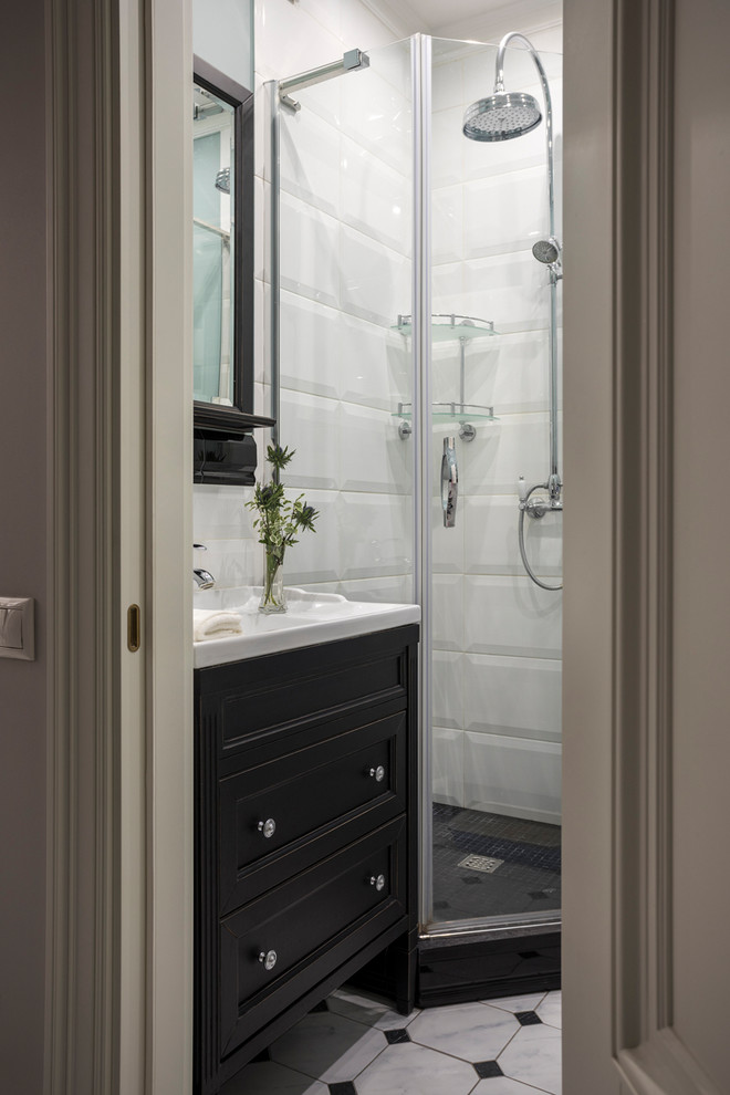 Foto de cuarto de baño clásico pequeño con puertas de armario negras, ducha esquinera, baldosas y/o azulejos blancos, aseo y ducha, ducha con puerta con bisagras, suelo multicolor, encimeras blancas y armarios con paneles empotrados