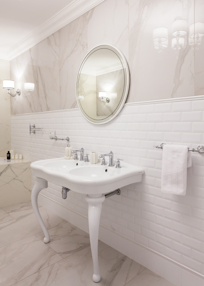Ispirazione per una stanza da bagno tradizionale con vasca ad alcova, piastrelle beige, piastrelle bianche, lavabo a consolle, pavimento beige e top bianco