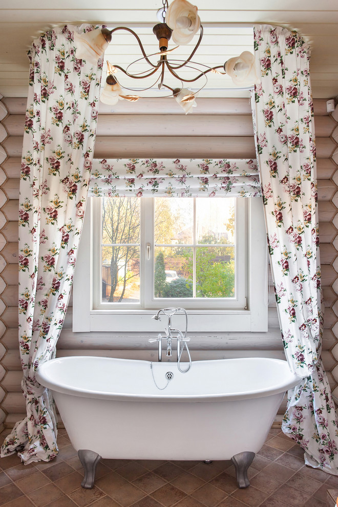 На фото: главная ванная комната среднего размера в стиле шебби-шик с ванной на ножках, душем над ванной, бежевыми стенами, коричневым полом, шторкой для ванной и окном с