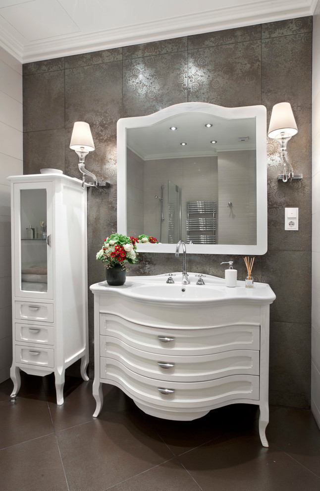 Foto de cuarto de baño tradicional con armarios con paneles empotrados, puertas de armario blancas y lavabo integrado