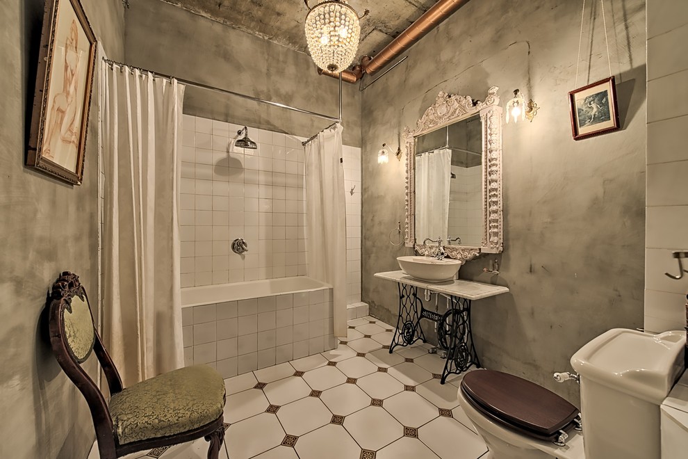 Idée de décoration pour une salle de bain principale urbaine avec un combiné douche/baignoire, une vasque, une cabine de douche avec un rideau, une baignoire posée, un carrelage blanc, un mur gris et un sol multicolore.