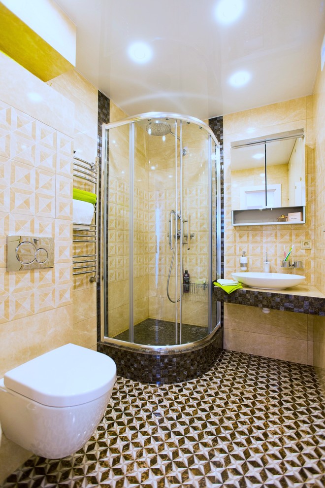 На фото: ванная комната в современном стиле с угловым душем, инсталляцией и настольной раковиной