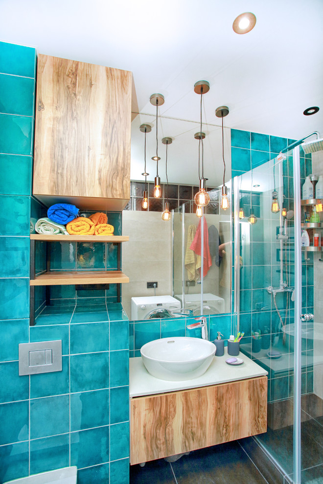 Idéer för ett litet modernt badrum med dusch, med släta luckor, skåp i mellenmörkt trä, våtrum, en vägghängd toalettstol, grön kakel, keramikplattor, grå väggar, klinkergolv i porslin, ett fristående handfat, laminatbänkskiva, svart golv och dusch med gångjärnsdörr