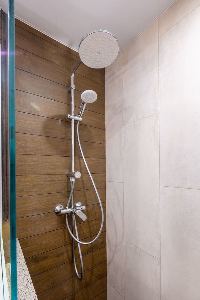 Kleines Nordisches Duschbad mit bodengleicher Dusche, braunen Fliesen, Porzellanfliesen, Keramikboden, Mineralwerkstoff-Waschtisch und beiger Waschtischplatte in Moskau
