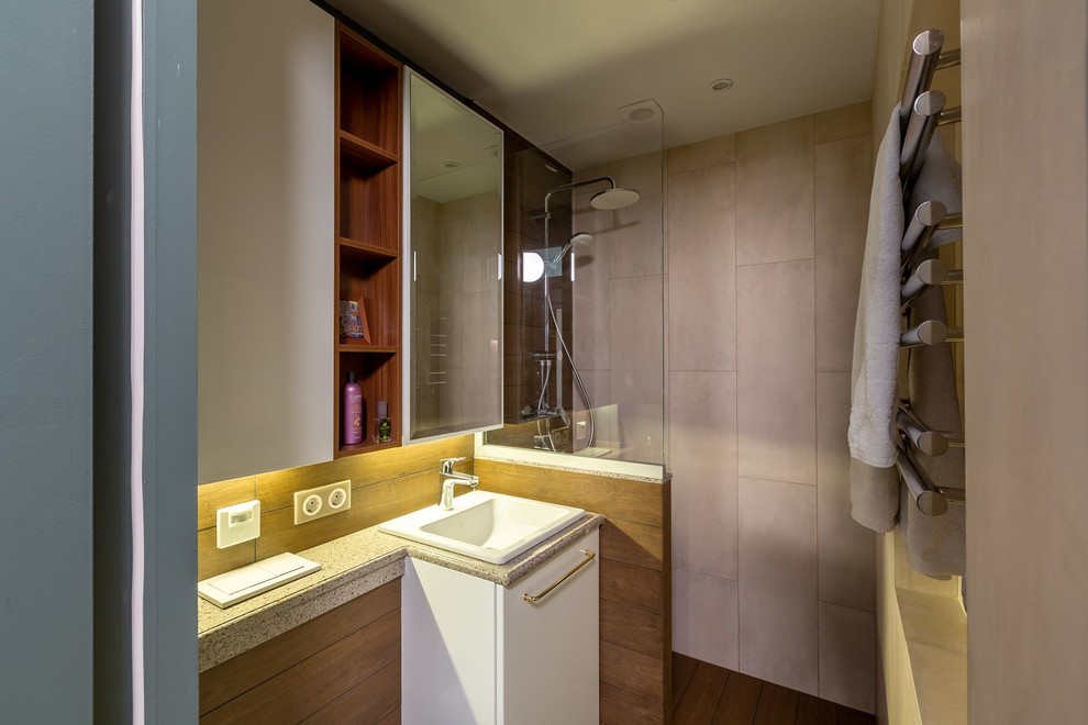 Idéer för små nordiska beige badrum med dusch, med en kantlös dusch, en vägghängd toalettstol, brun kakel, porslinskakel, beige väggar, klinkergolv i keramik, bänkskiva i akrylsten, brunt golv och med dusch som är öppen