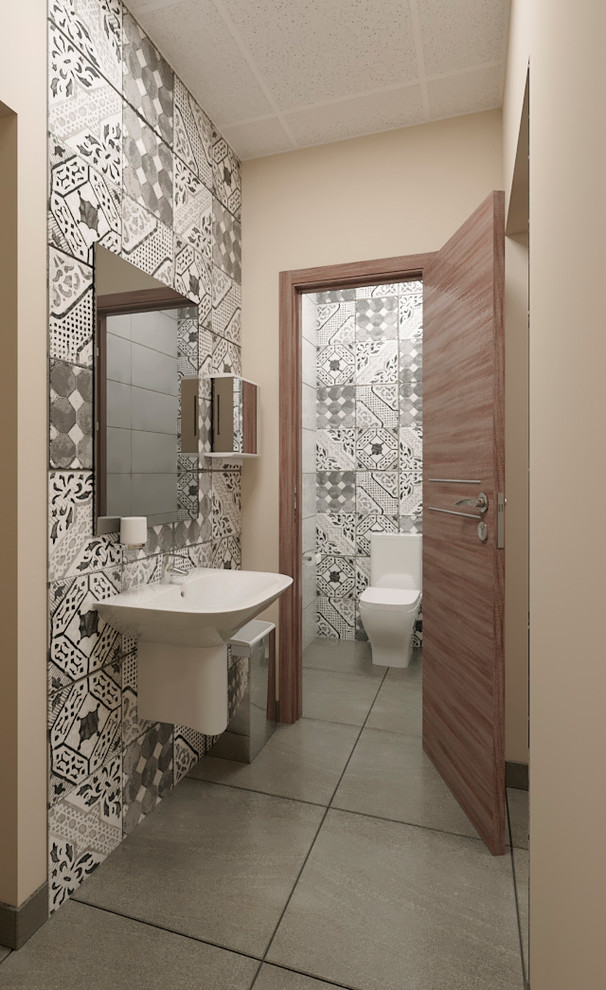 他の地域にある低価格の小さなコンテンポラリースタイルのおしゃれな浴室 (分離型トイレ、マルチカラーのタイル、セラミックタイル、ベージュの壁、セラミックタイルの床、壁付け型シンク、グレーの床) の写真