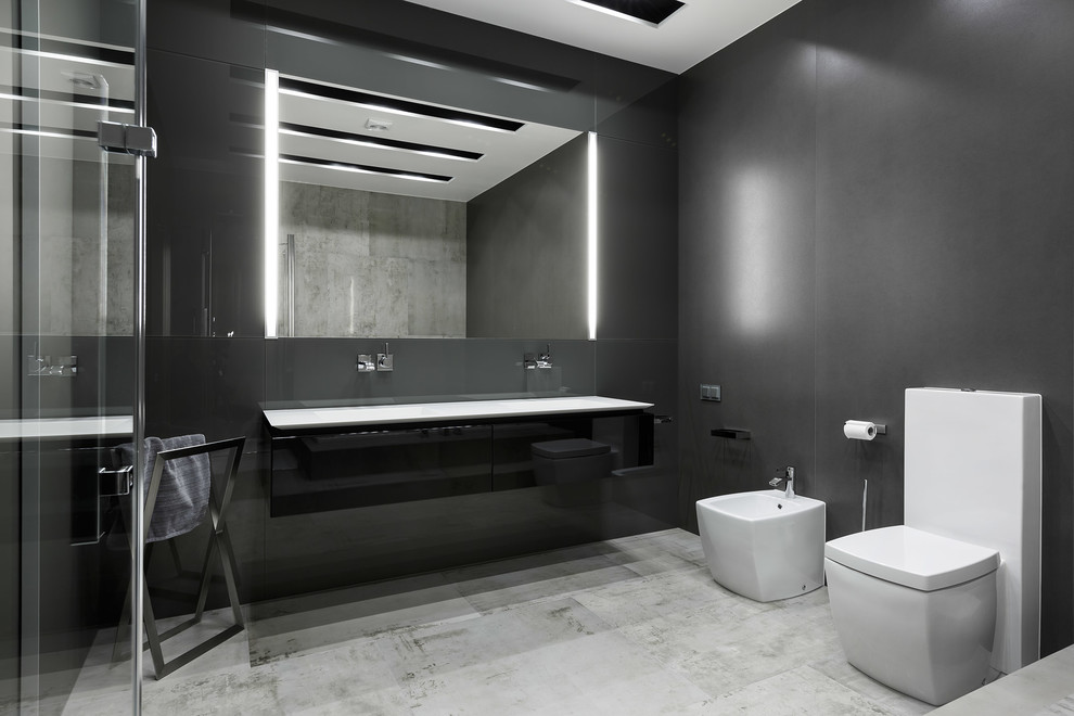 Ispirazione per una stanza da bagno padronale contemporanea con ante lisce, ante nere, WC monopezzo, pareti nere e lavabo integrato