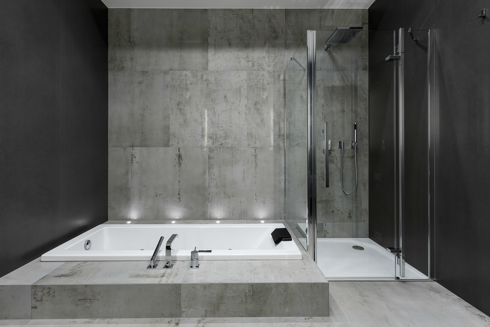 Modelo de cuarto de baño principal actual de tamaño medio con paredes grises, bañera encastrada y ducha esquinera