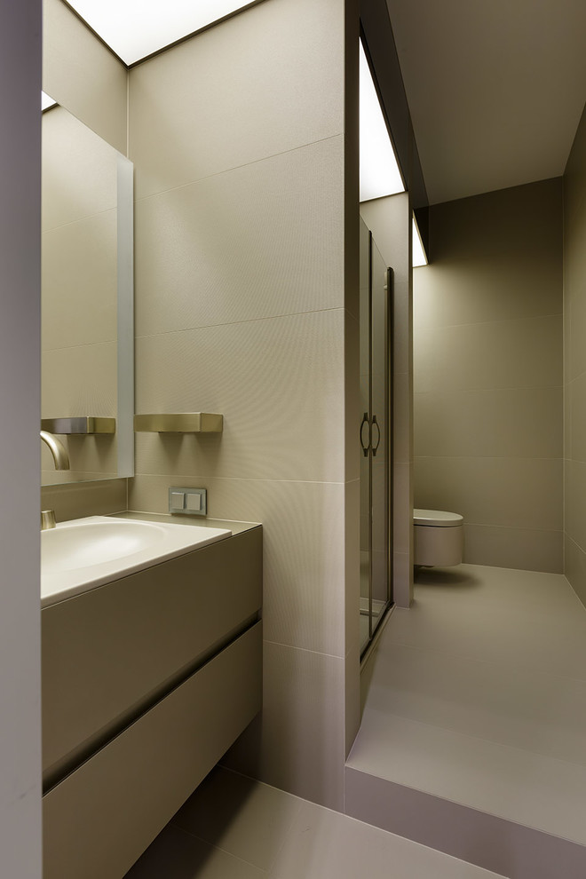 Стильный дизайн: ванная комната среднего размера в современном стиле с плоскими фасадами, бежевыми фасадами, душем в нише, инсталляцией, бежевыми стенами, душевой кабиной и накладной раковиной - последний тренд