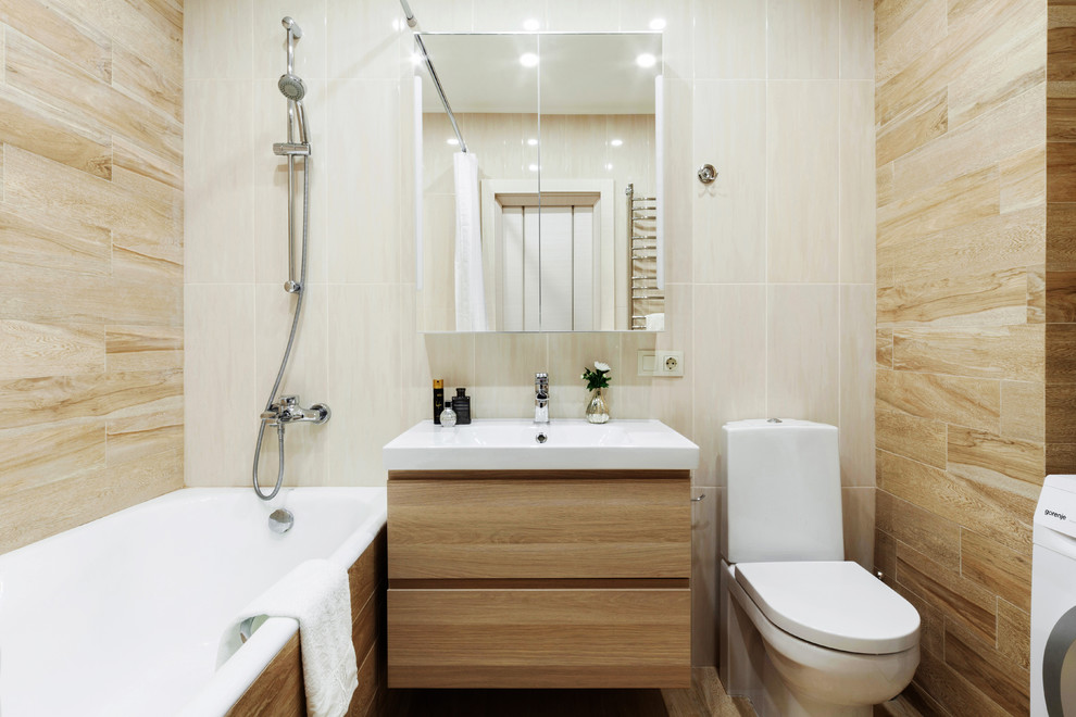Свежая идея для дизайна: главная ванная комната в современном стиле с плоскими фасадами, светлыми деревянными фасадами, ванной в нише, душем над ванной, раздельным унитазом, бежевой плиткой, коричневой плиткой, монолитной раковиной и шторкой для ванной - отличное фото интерьера
