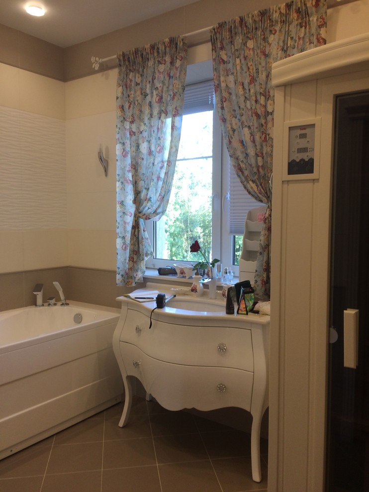 Inspiration för ett mellanstort vintage beige beige en-suite badrum, med ett badkar i en alkov, beige kakel, keramikplattor, beige väggar, klinkergolv i porslin, bänkskiva i kvarts och beiget golv