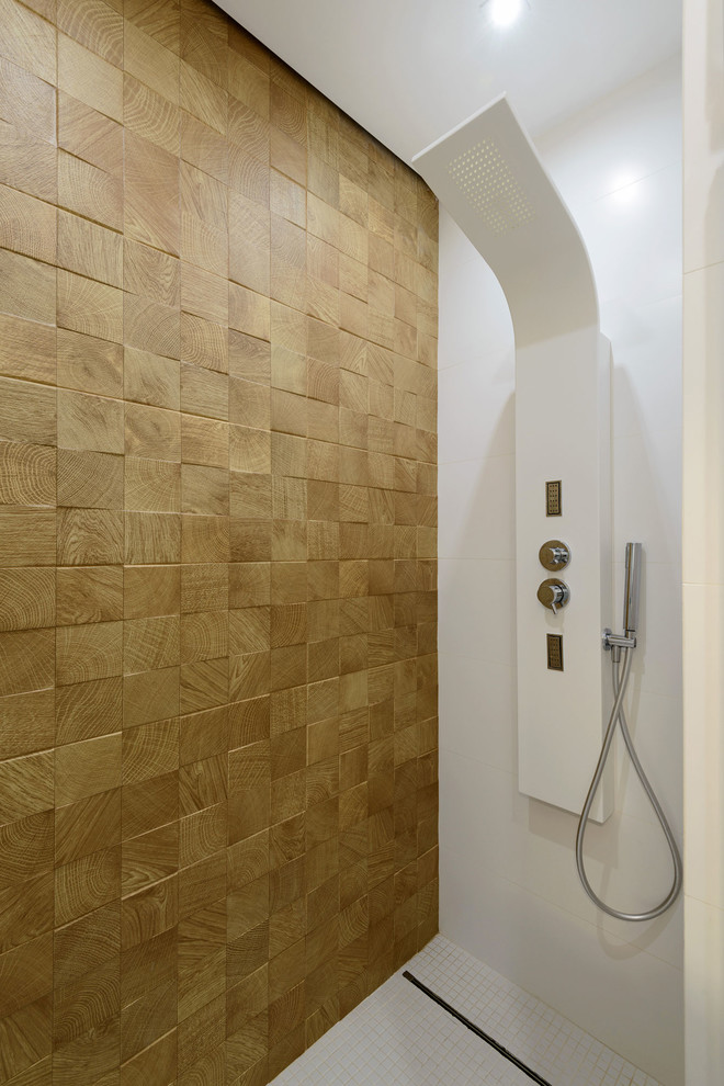 На фото: ванная комната в современном стиле с душем в нише, белой плиткой, коричневой плиткой, полом из мозаичной плитки, душевой кабиной и белым полом