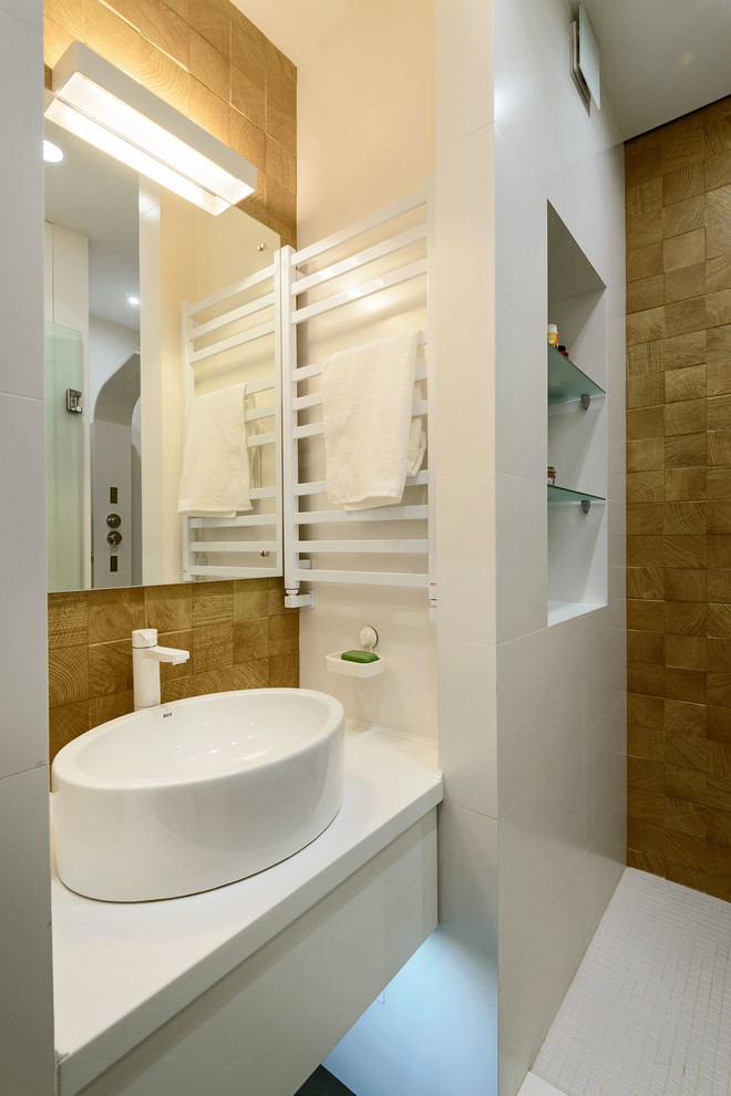 Свежая идея для дизайна: ванная комната в современном стиле с плоскими фасадами, белыми фасадами, душем в нише, коричневой плиткой, душевой кабиной, настольной раковиной и душем с распашными дверями - отличное фото интерьера