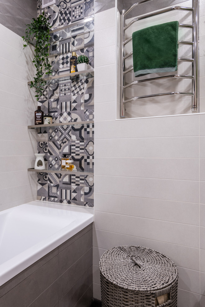 Bild på ett litet minimalistiskt badrum, med en vägghängd toalettstol