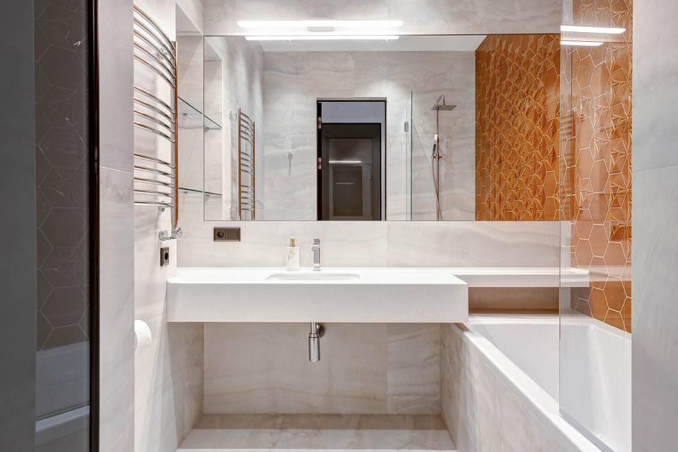 Идея дизайна: главная ванная комната в стиле неоклассика (современная классика) с ванной в нише, душем над ванной, оранжевой плиткой, врезной раковиной, белой столешницей и бежевым полом