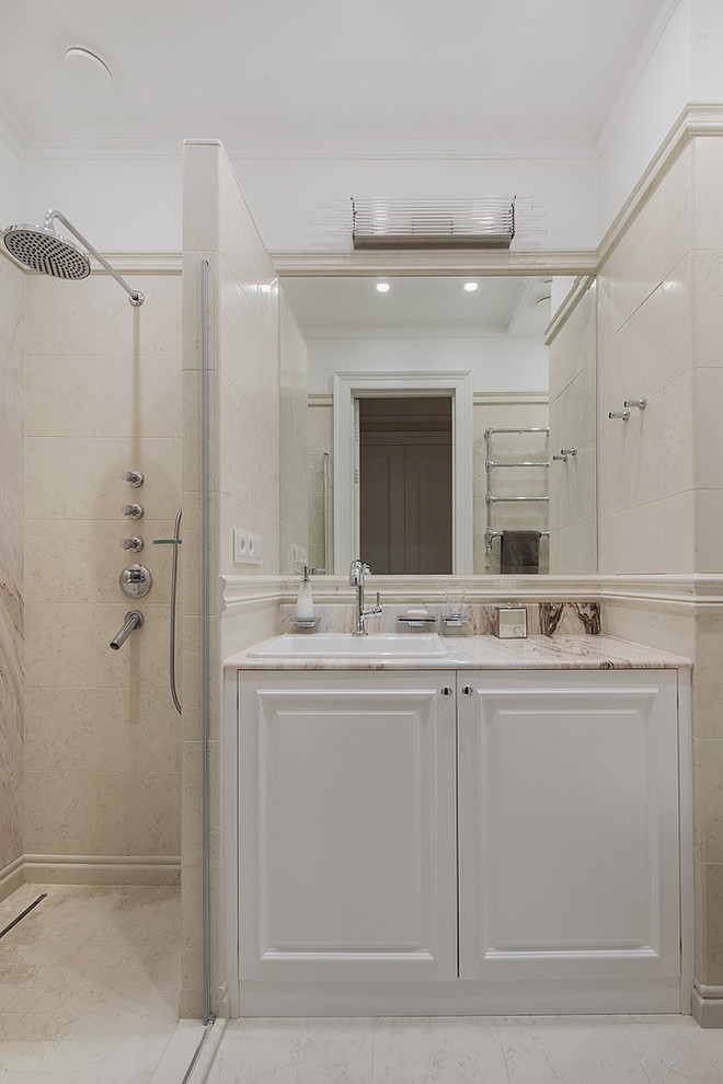 Источник вдохновения для домашнего уюта: ванная комната в классическом стиле с белыми фасадами, душем в нише, душевой кабиной, накладной раковиной и бежевой столешницей