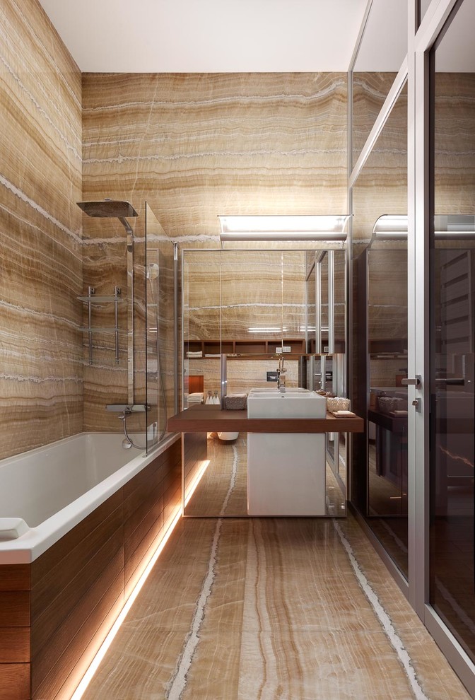 Свежая идея для дизайна: большая главная ванная комната в современном стиле с душем над ванной, настольной раковиной и бежевым полом - отличное фото интерьера