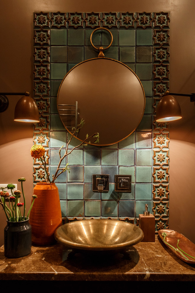 Источник вдохновения для домашнего уюта: ванная комната в стиле фьюжн с коричневыми стенами и настольной раковиной