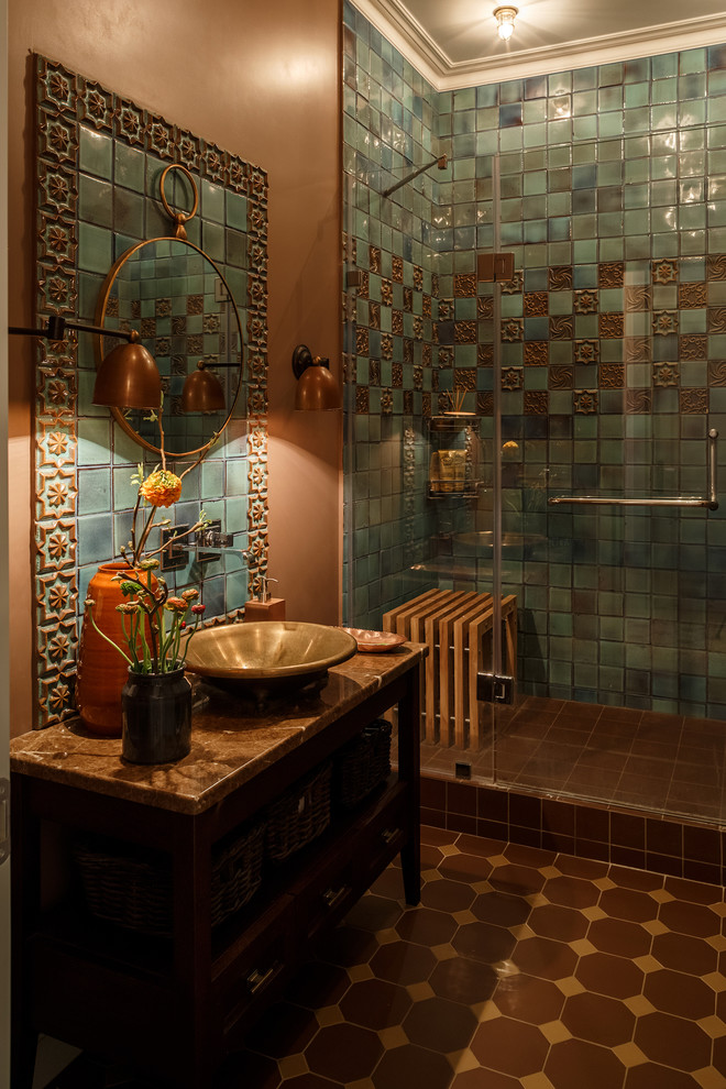 На фото: ванная комната в стиле фьюжн с коричневыми стенами, душевой кабиной, настольной раковиной и коричневым полом