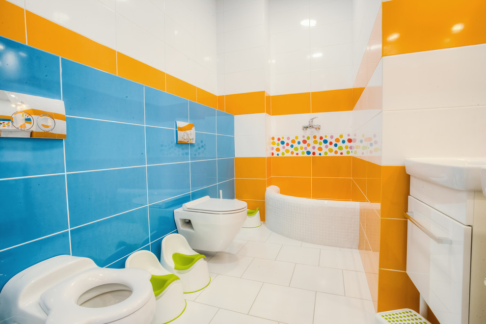 Design ideas for a medium sized contemporary bathroom in Moscow.