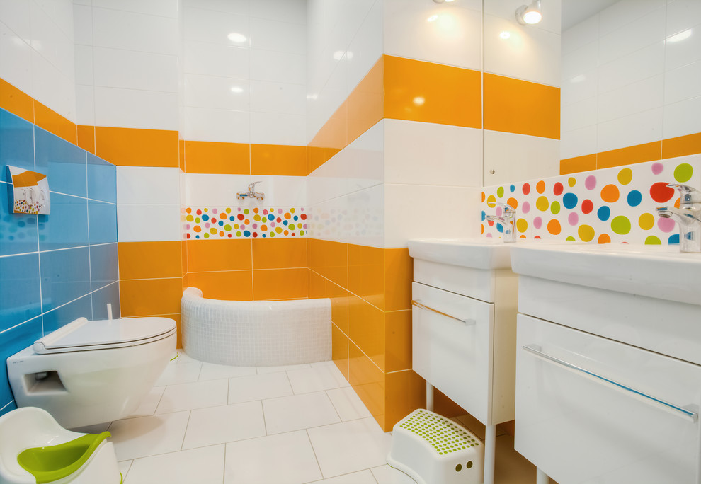 Immagine di una stanza da bagno minimal di medie dimensioni con ante lisce, ante bianche, WC sospeso, piastrelle blu, piastrelle multicolore, piastrelle arancioni, lavabo a consolle e pavimento bianco