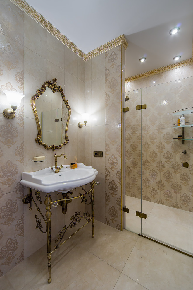 Inspiration för ett mellanstort orientaliskt badrum med dusch, med våtrum, en vägghängd toalettstol, beige kakel, keramikplattor, beige väggar, klinkergolv i keramik, ett konsol handfat, beiget golv och dusch med gångjärnsdörr